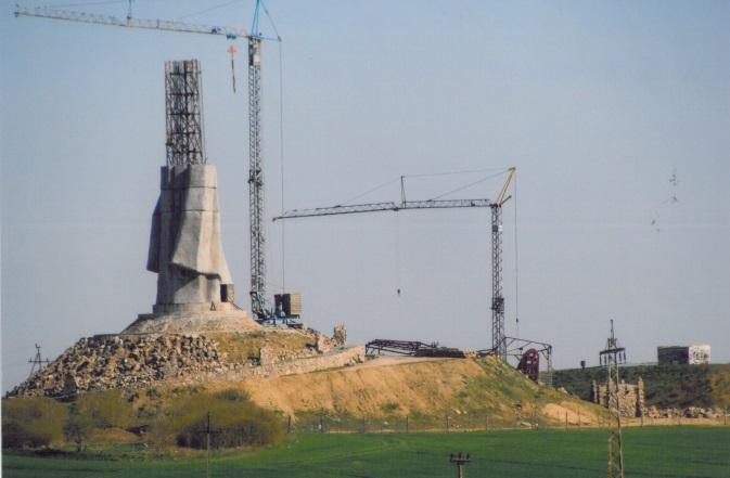 Fot 6. Ksiadz budowniczy - figura przedstawiająca Jezusa Chrystusa w budowie Ksiadz budowniczy